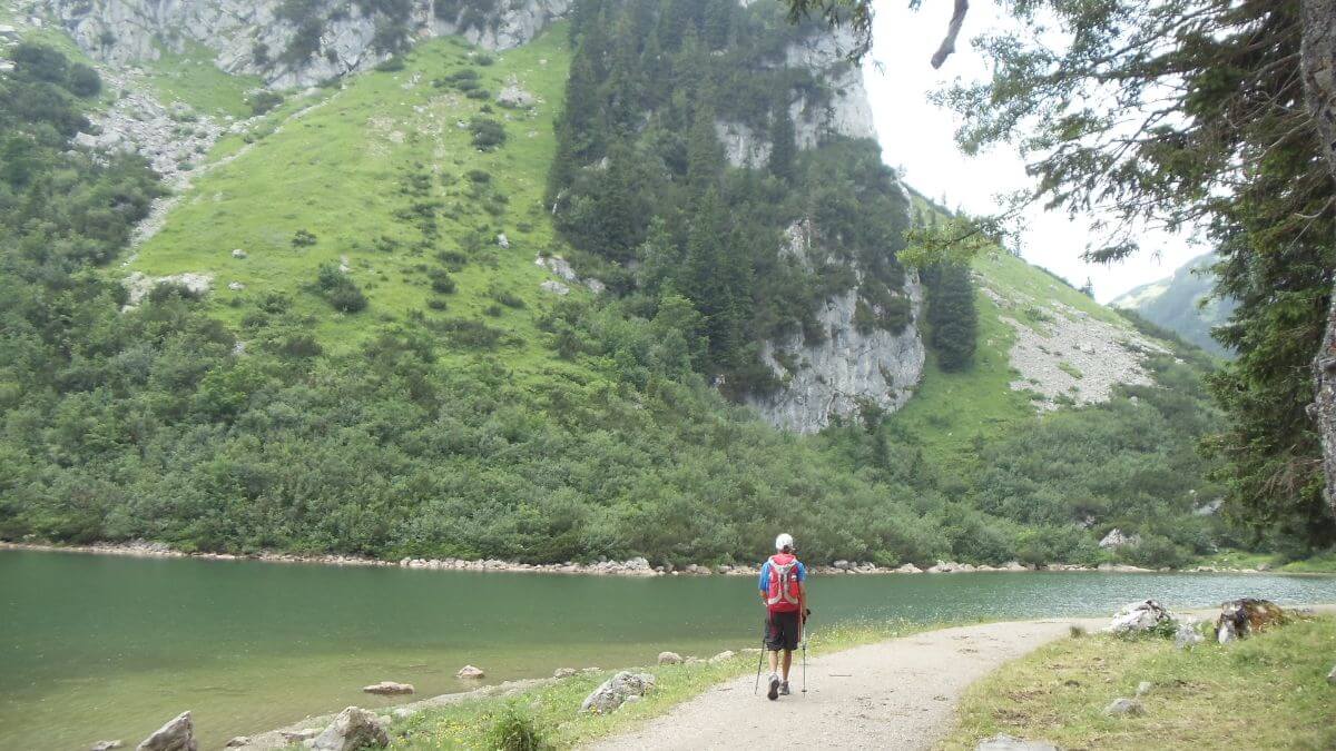 Bayerische Alpen_Bergsee_Wanderer_2.jpg